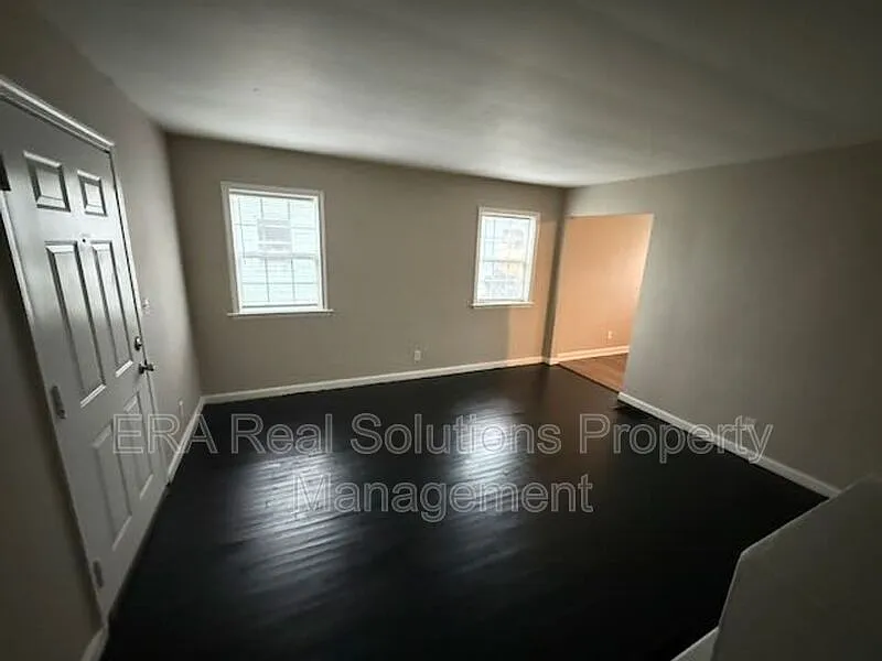 3 bed, 1.0 bath, 968 sqft, $1,350 — Photo 2