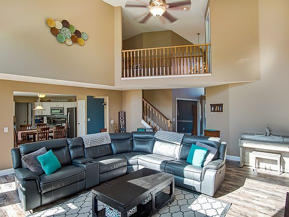 3rd image of 327 Wexford Dr