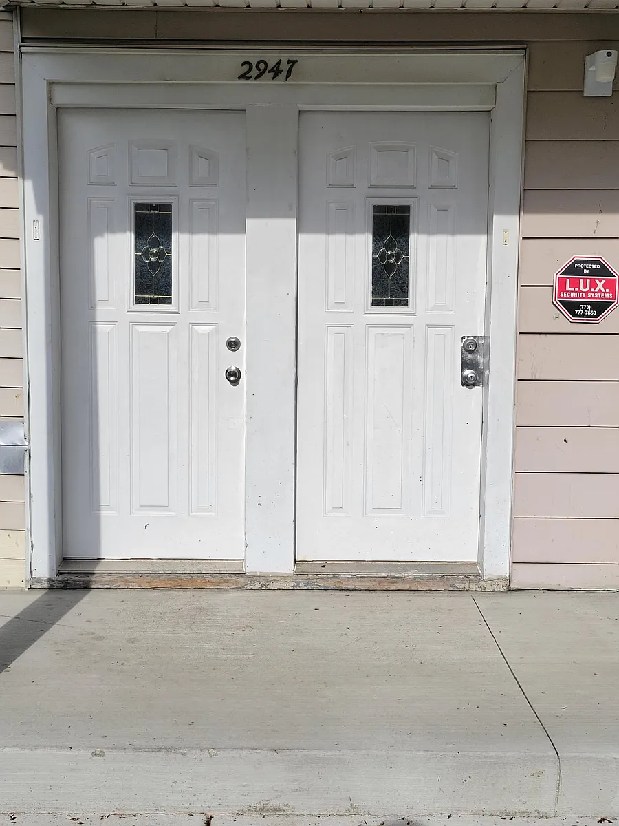 Building Photo - 2947 N Hamlin Ave #1