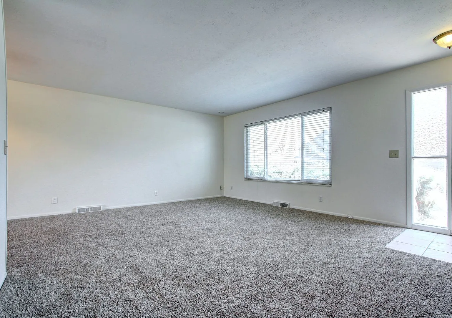 Location Location, Split level with private yard large garage in Englewood. — Photo 4