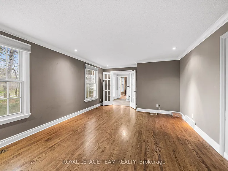 3162 Woodroffe Ave — Photo 7