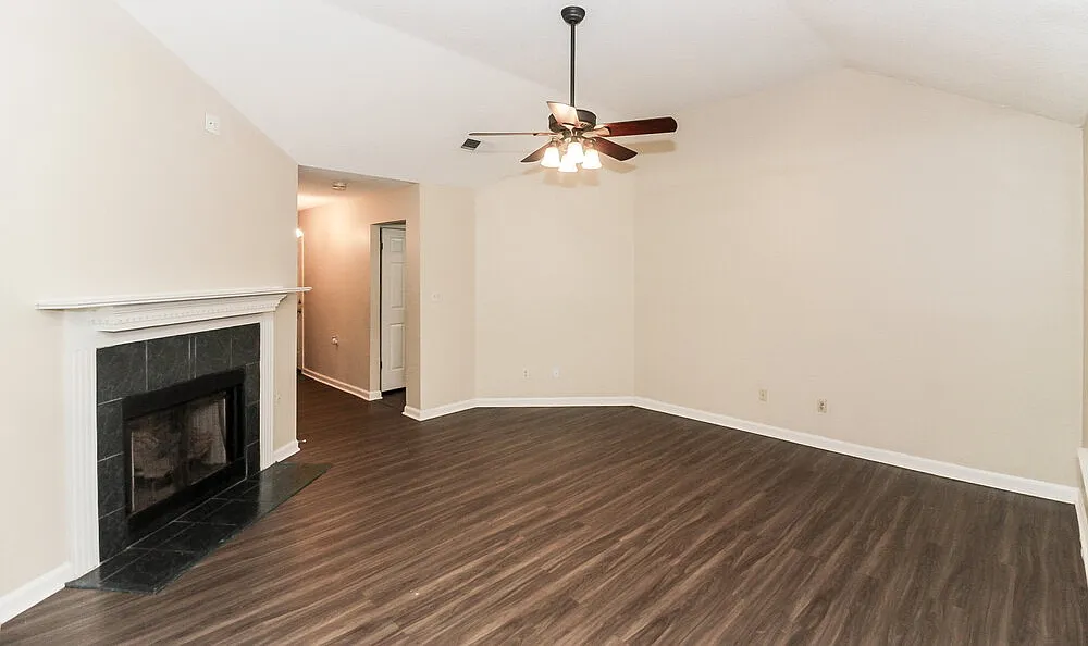 3 bed, 2.0 bath, 1258 sqft, $1,655 — Photo 3