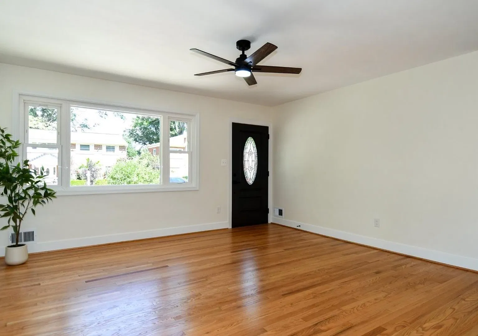 Beautifully updated and maintained 5bed/2bath - Close to shopping and Metro! — Photo 2