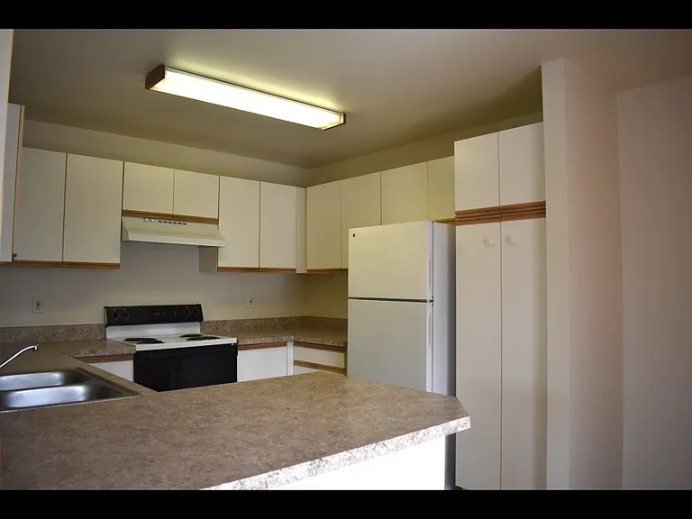 Town home spacious kitchen with lots of cupboard and counter space.