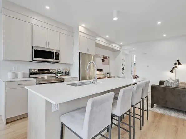 828 S 8th Ave NE #2, Calgary, AB T2E 9E2