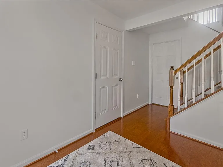 1096 Sparrow Way — Photo 3