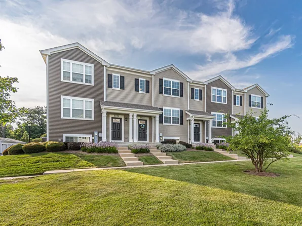 2402 Aurora Dr, Hampshire, IL 60140