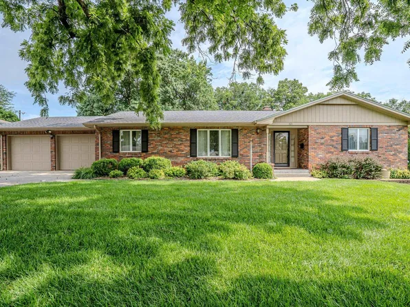 321 Garfield St, Clay Center, KS 67432