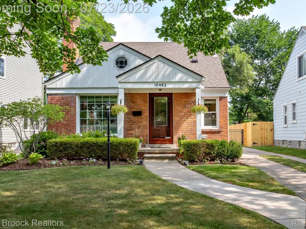 10482 Hart Ave, Huntington Woods, MI 48070