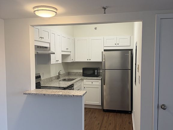 3rd image of 900 19th Ave S APT 309