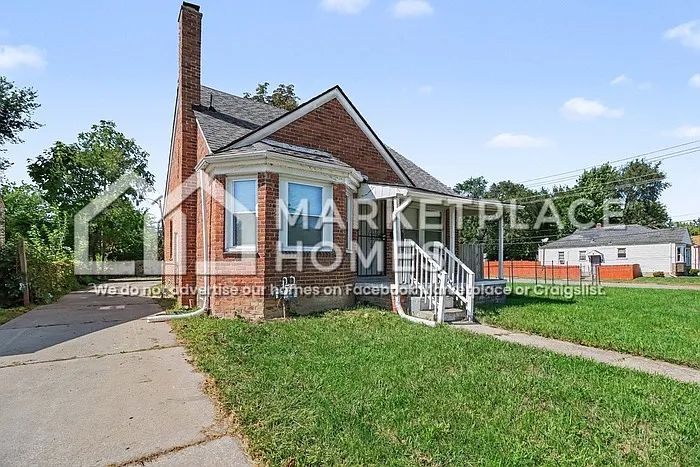 3 bed, 1.0 bath, 1052 sqft, $1,350 — Photo 2