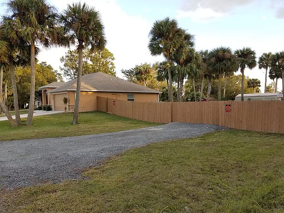 Separate driveway to rear pa