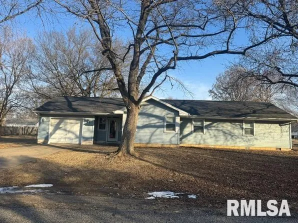 411 E 7th St, Delavan, IL 61734