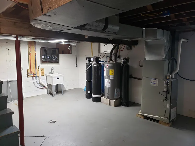 Huge mechanic room with wash/dry hookups