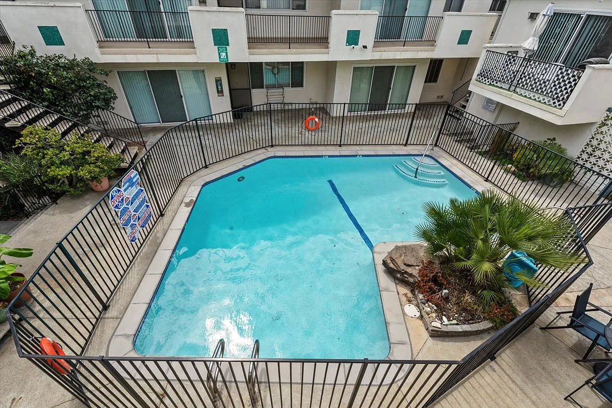 2 bed, 900 sqft, $2,595 — Photo 3