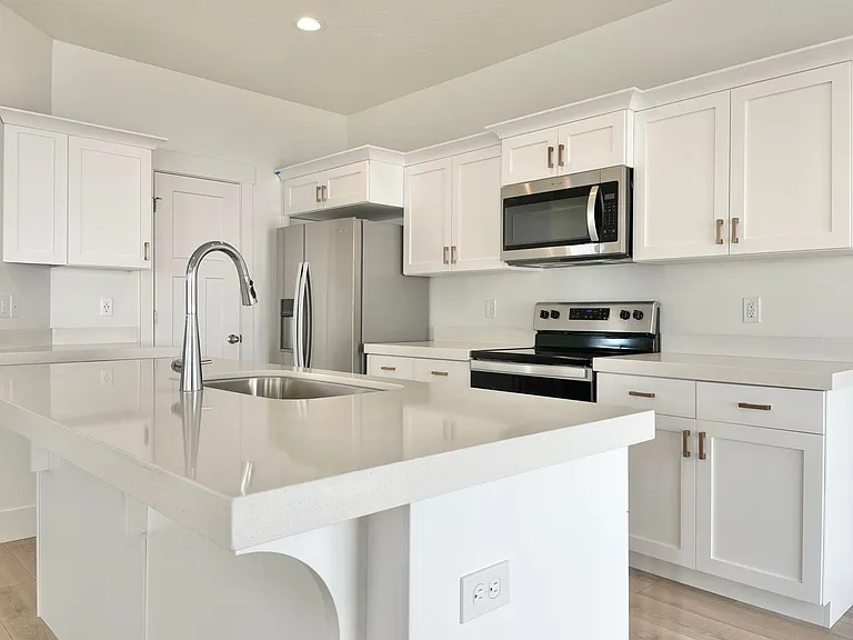 899 E Pacific Dr — Photo 8