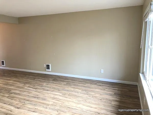 2 bed, 1.5 bath, 880 sqft, $1,595 — Photo 2