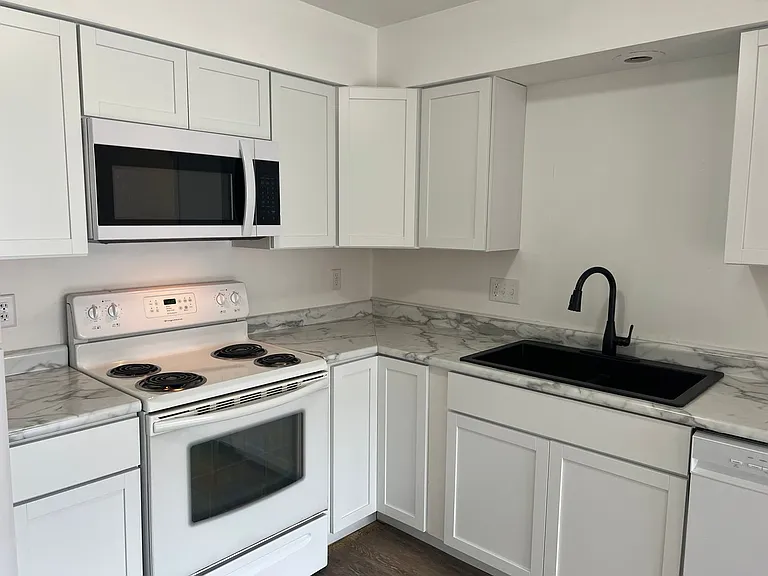 915 Genrich St — Photo 3