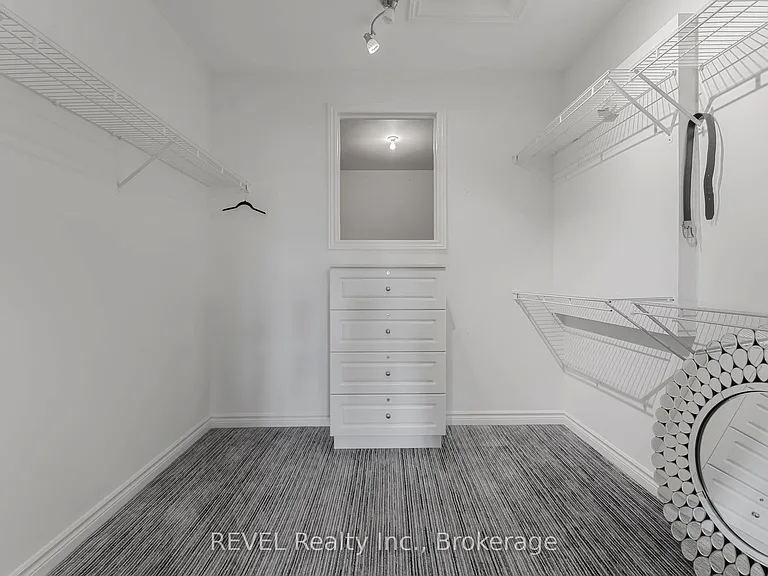 661 Clarence St — Photo 26