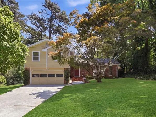 5642 Breezy Ct SW, Lilburn, GA 30047