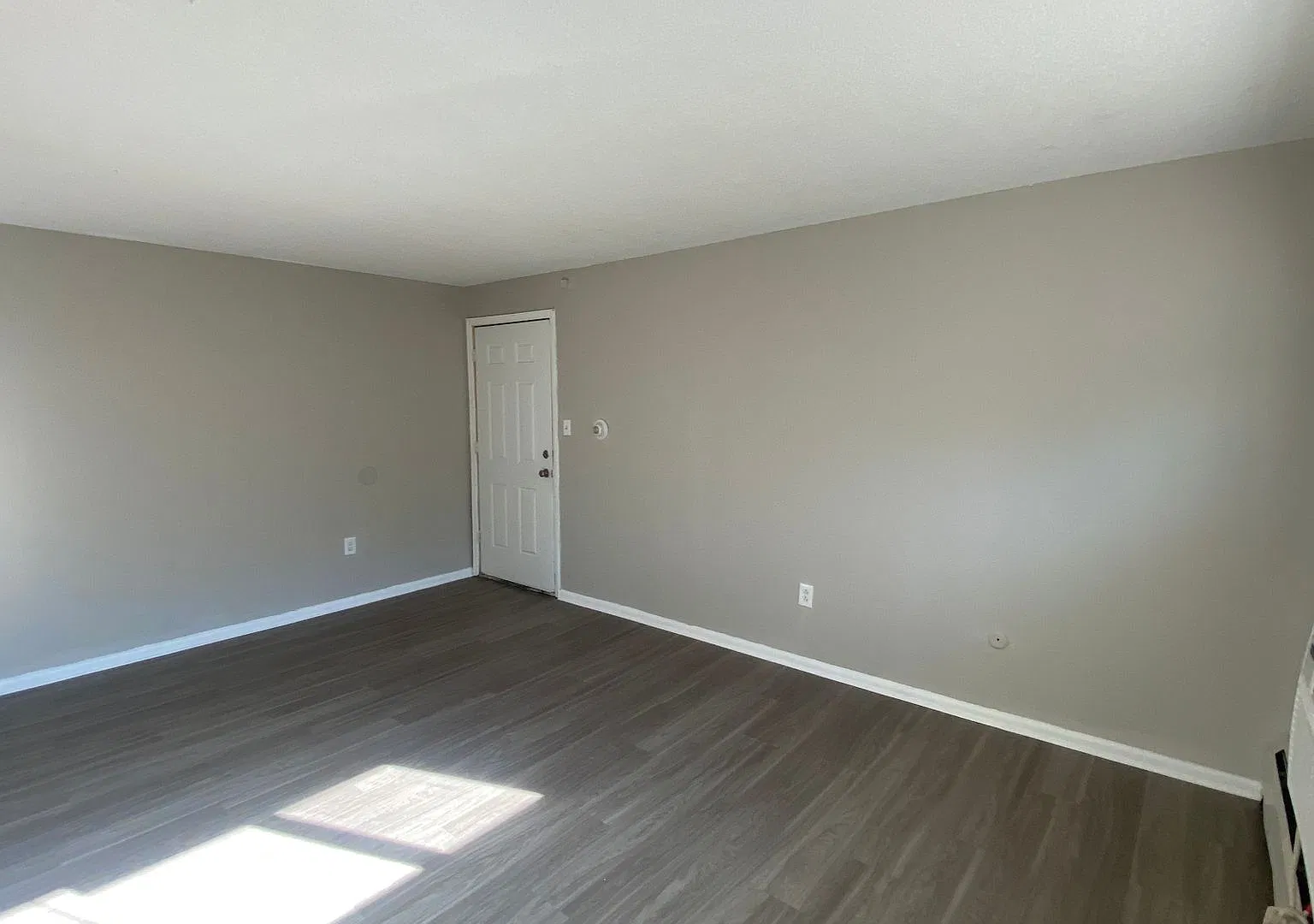 Updated 1 bed, 1 bath Apartment in Aurora! Move in Special ! — Photo 3