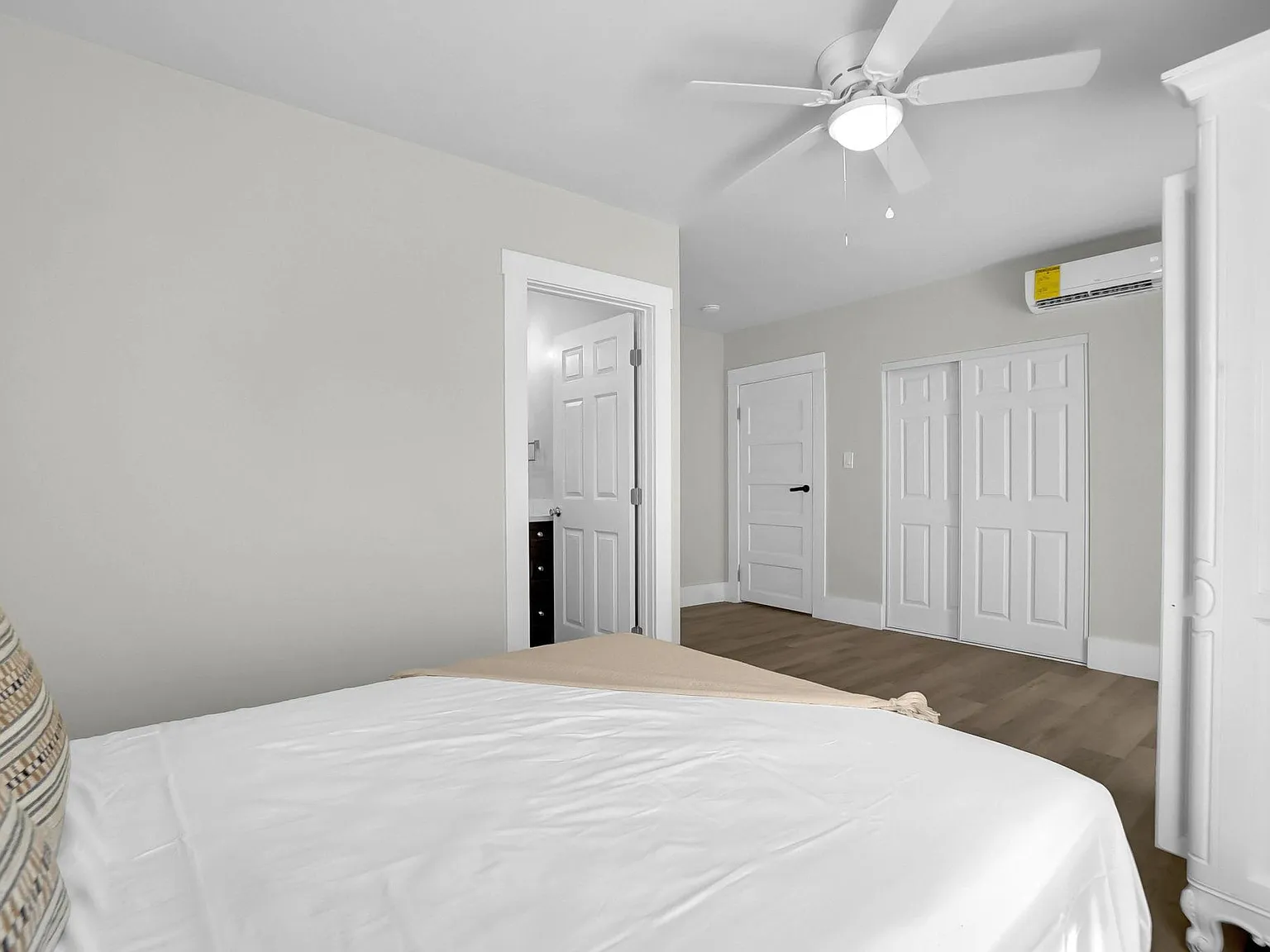 4 bed, 3.0 bath, 1400 sqft, $2,049 — Photo 3