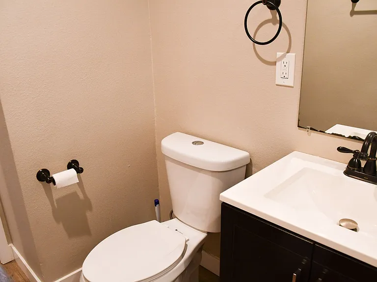 874 N Orange St — Photo 32