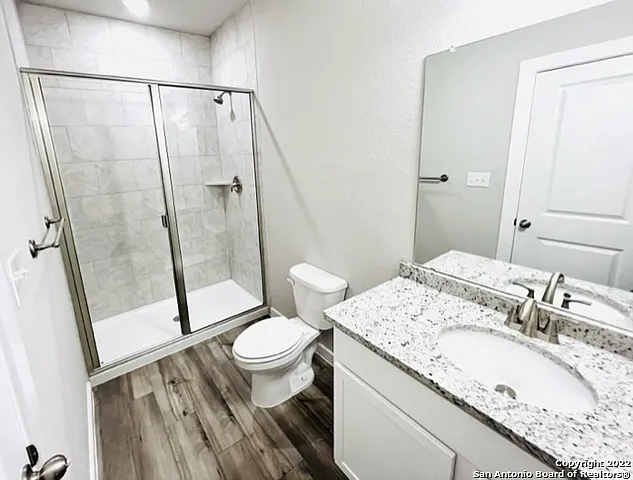 21518 James Charles — Photo 6
