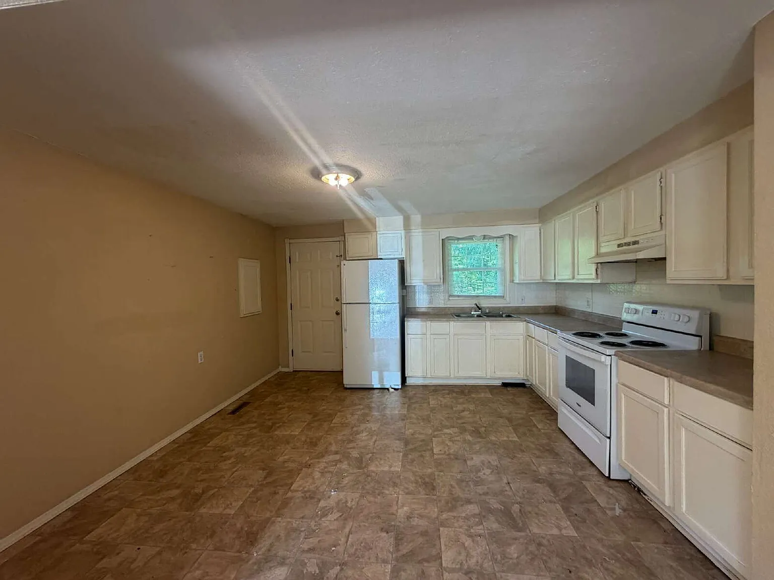 3 bed, 1.0 bath, $1,250 — Photo 3