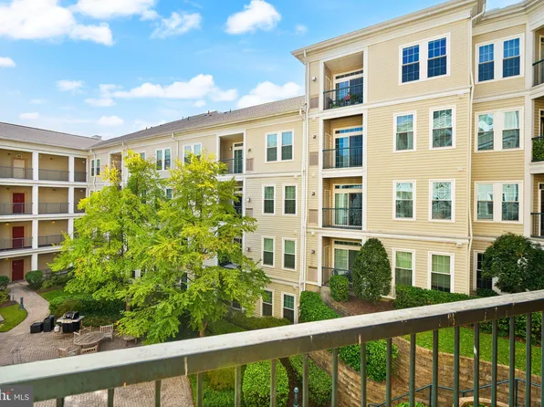 2465 Army Navy Dr APT 204, Arlington, VA 22206