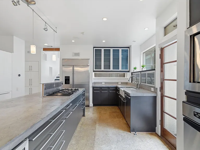 7002 Newcastle St — Photo 32