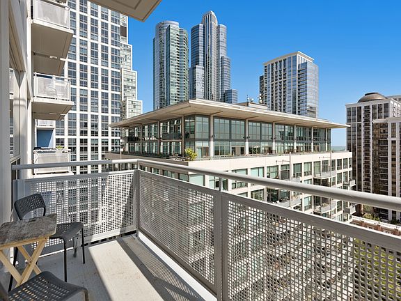 3rd image of 1305 S Michigan Ave APT 1512