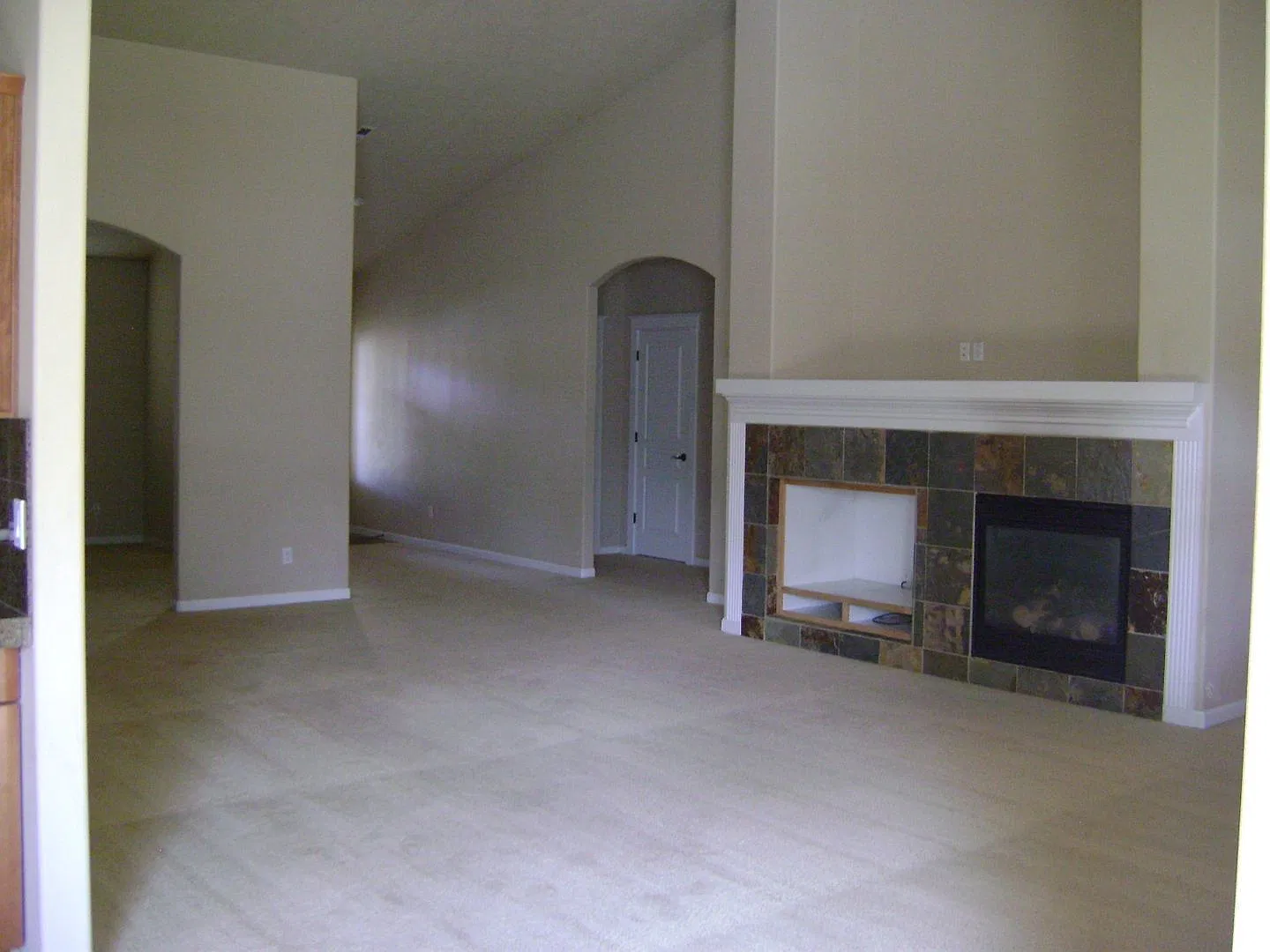 3 bed, 3.0 bath, 2582 sqft, $3,195 — Photo 2