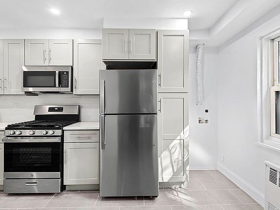 3rd image of 970 E 103rd St #1