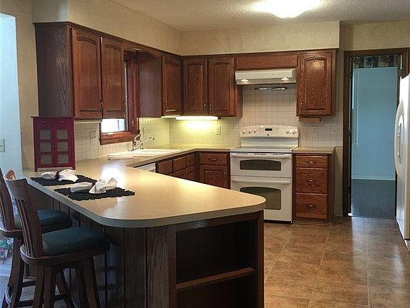 4th image of 1334 S 134th St