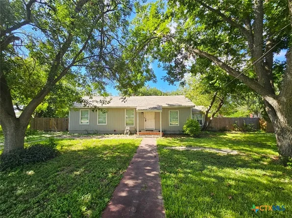 123 E Martindale St, Seguin, TX 78155