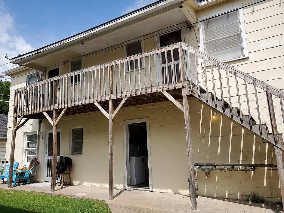 Downtown Tri-plex with attached Laundry room.