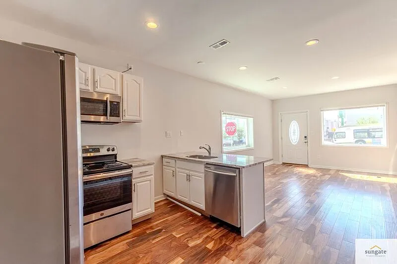 2 bed, 1.0 bath, 900 sqft, $1,400 — Photo 2