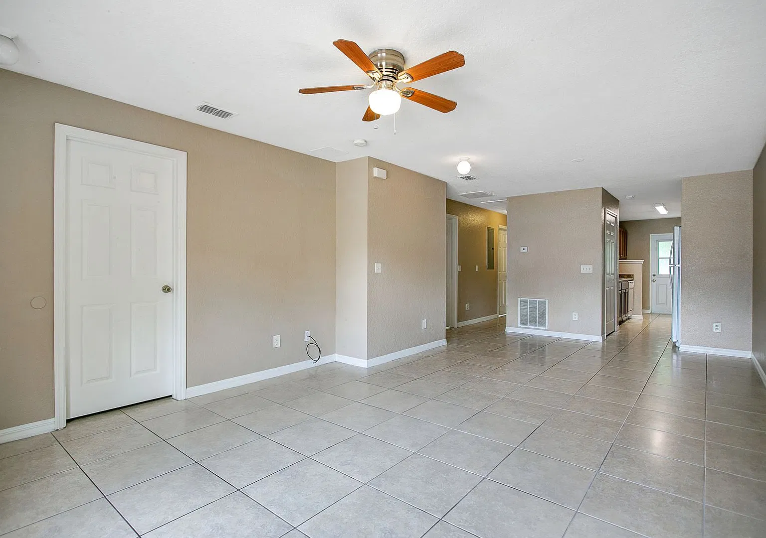 3 BR / 2 BA Oviedo Duplex With Fenced Yard — Photo 3