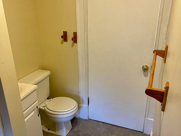 65 Elizabeth St #B — Photo 6