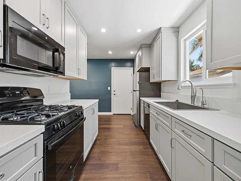 225 N Orchard Ave — Photo 7