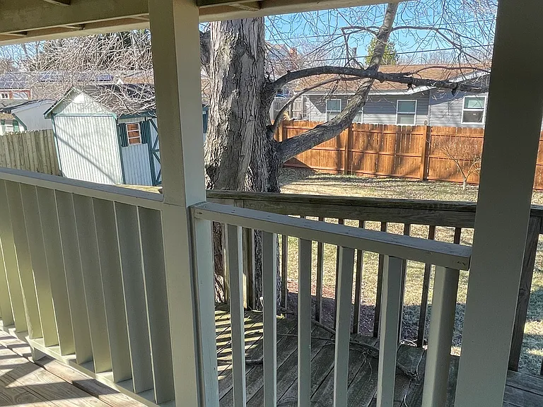 301 Arlington Dr — Photo 3