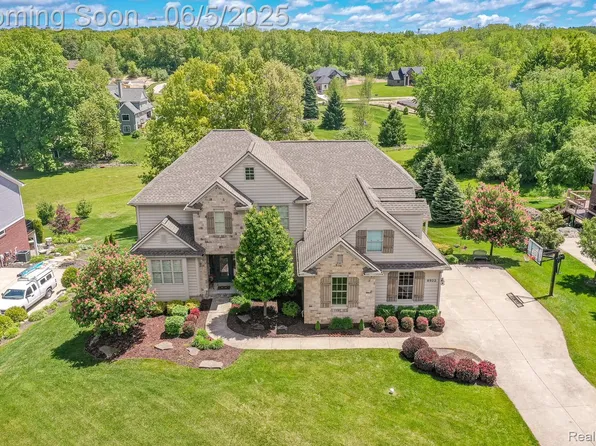 8922 Stonewall W, Clarkston, MI 48348