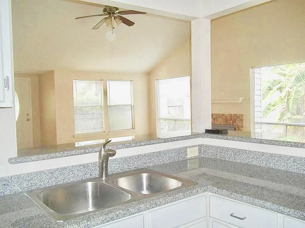 3 bed, 2.0 bath, 1686 sqft, $1,800 — Photo 4