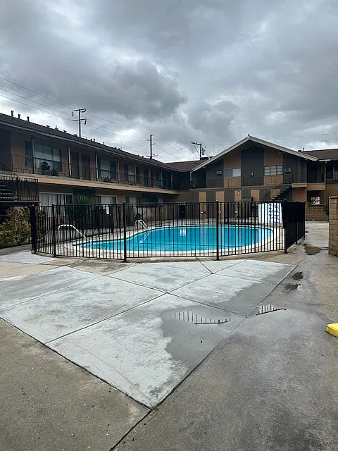 Del Rosa Palms Apartments — Photo 2
