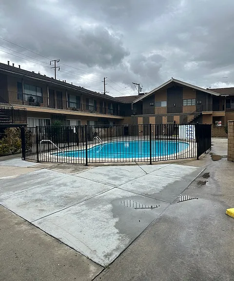 Del Rosa Palms Apartments — Photo 2