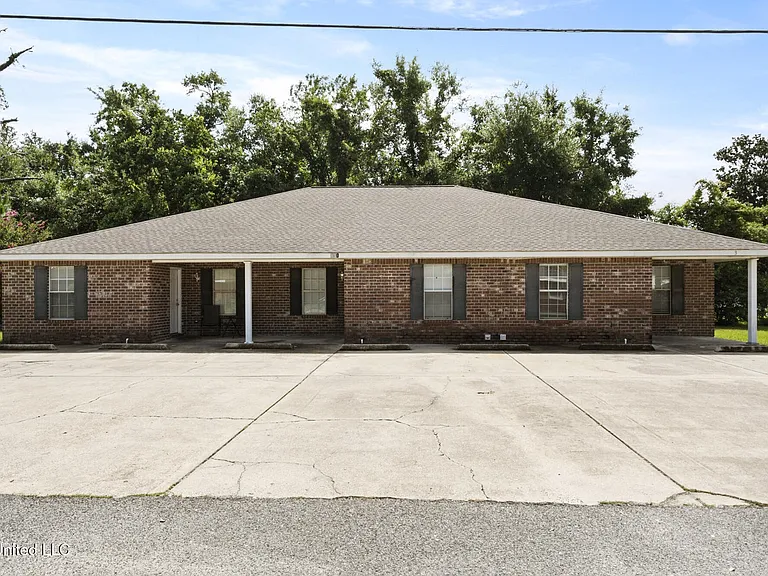 610 W Oak Dr #2 — Photo 1