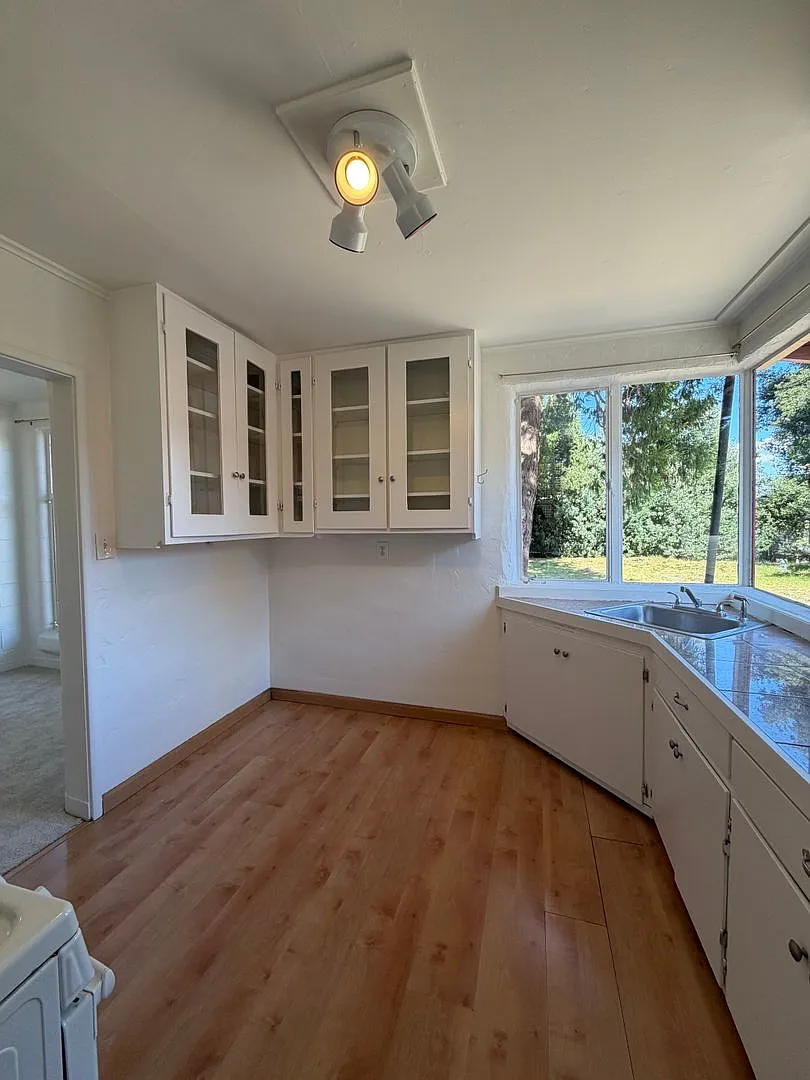Charming Two Bedroom Duplex near Downtown Sebastopol. — Photo 4