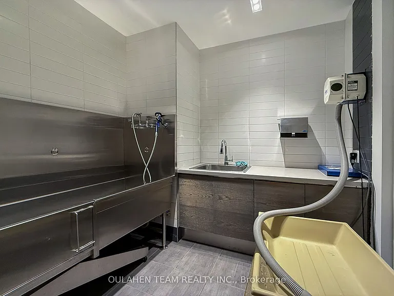 21 Carlton St #1105 — Photo 37