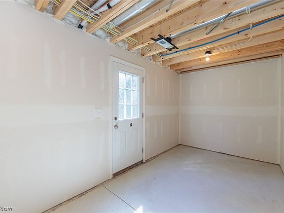 4th image of 212 Raintree Ln